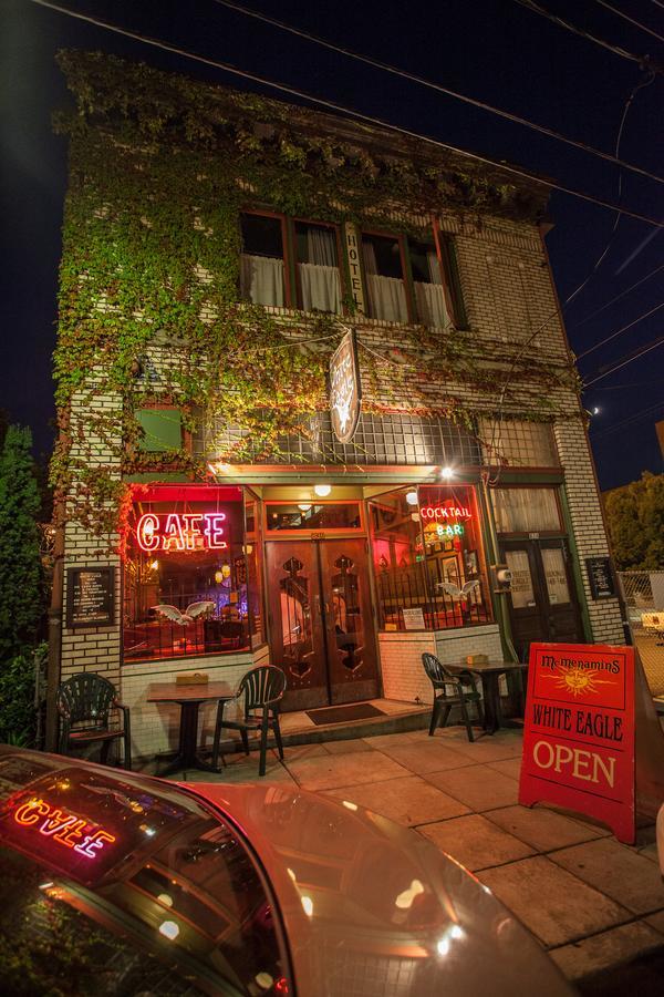Mcmenamins White Eagle Rock & Roll Hotel Portland Exteriör bild