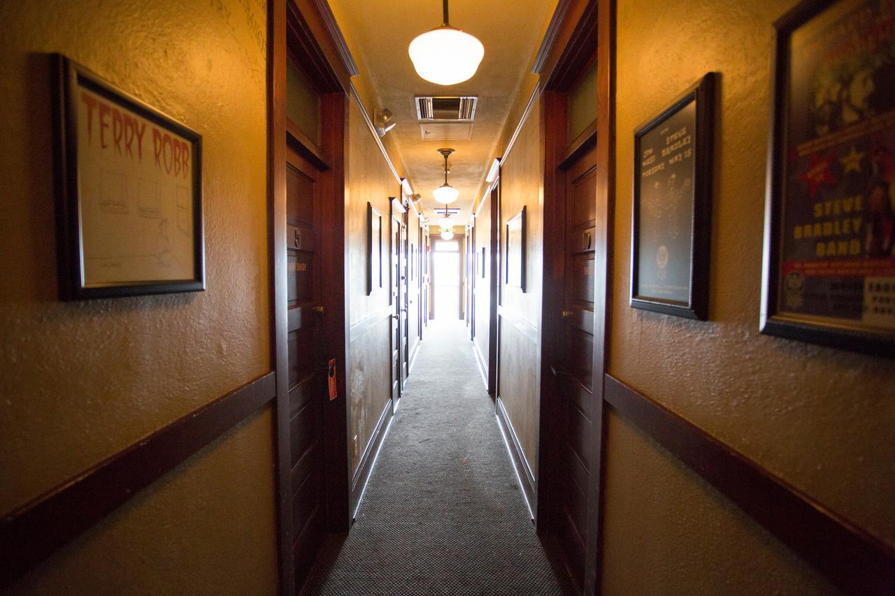 Mcmenamins White Eagle Rock & Roll Hotel Portland Exteriör bild