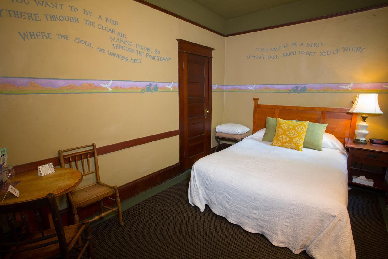 Mcmenamins White Eagle Rock & Roll Hotel Portland Exteriör bild