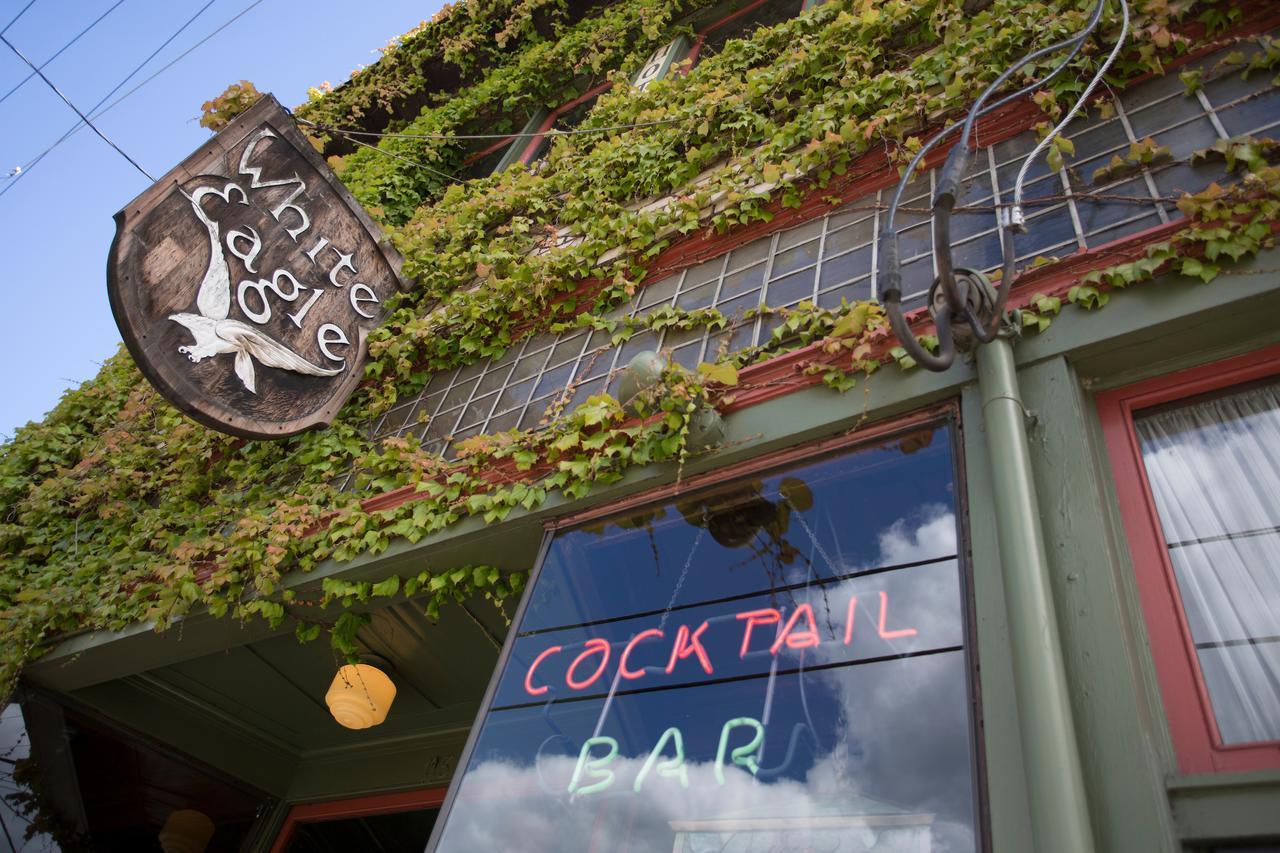 Mcmenamins White Eagle Rock & Roll Hotel Portland Exteriör bild