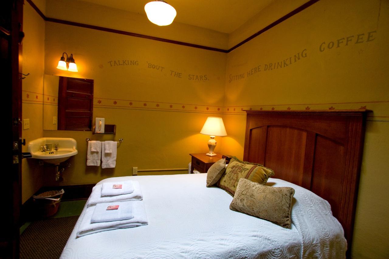 Mcmenamins White Eagle Rock & Roll Hotel Portland Exteriör bild